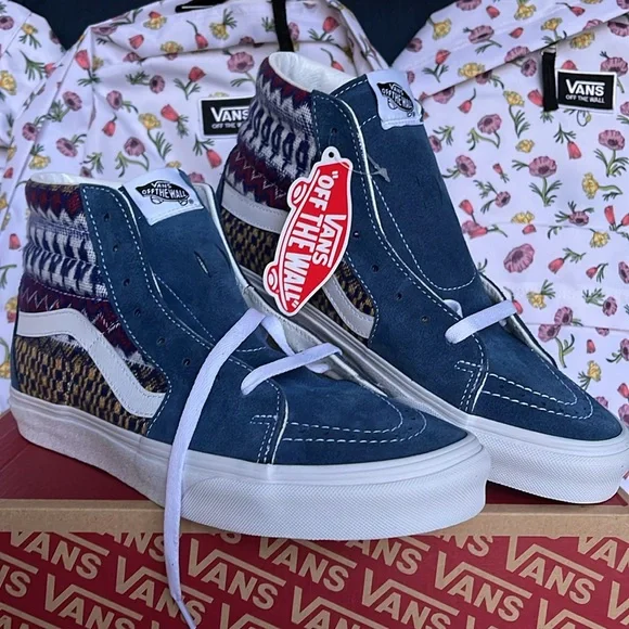 Vans Men’s Sk8-Hi
Fair Isle Blue/Multi
VN0A7Q5NBER
Sneakers - Picture 5 of 16